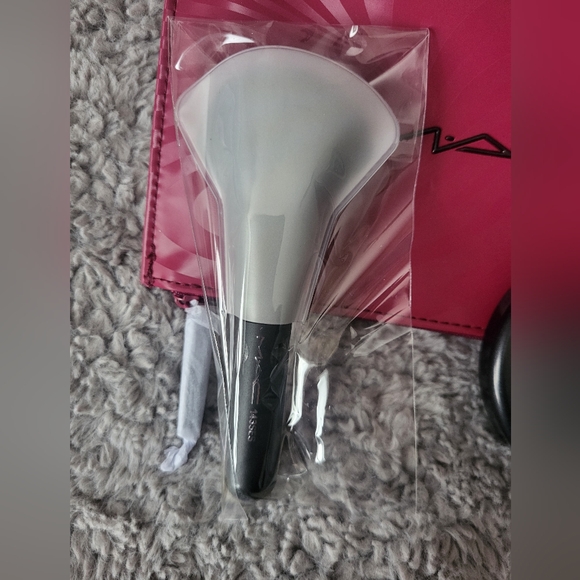 MAC Trick of the Light Extra Dimension Kit - Picture 8 of 10